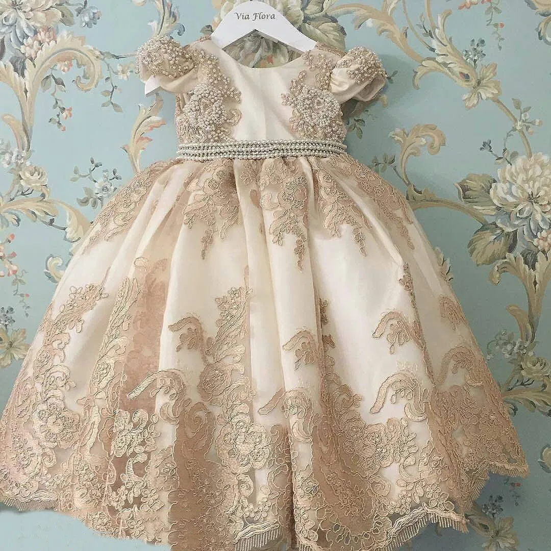 샴페인 빈티지 꽃의 소녀 드레스 보석 목걸이 짧은 소매 레이스 Appliqued 2019 미인 대회 복장을위한 작은 아기 가운 Boho 웨딩