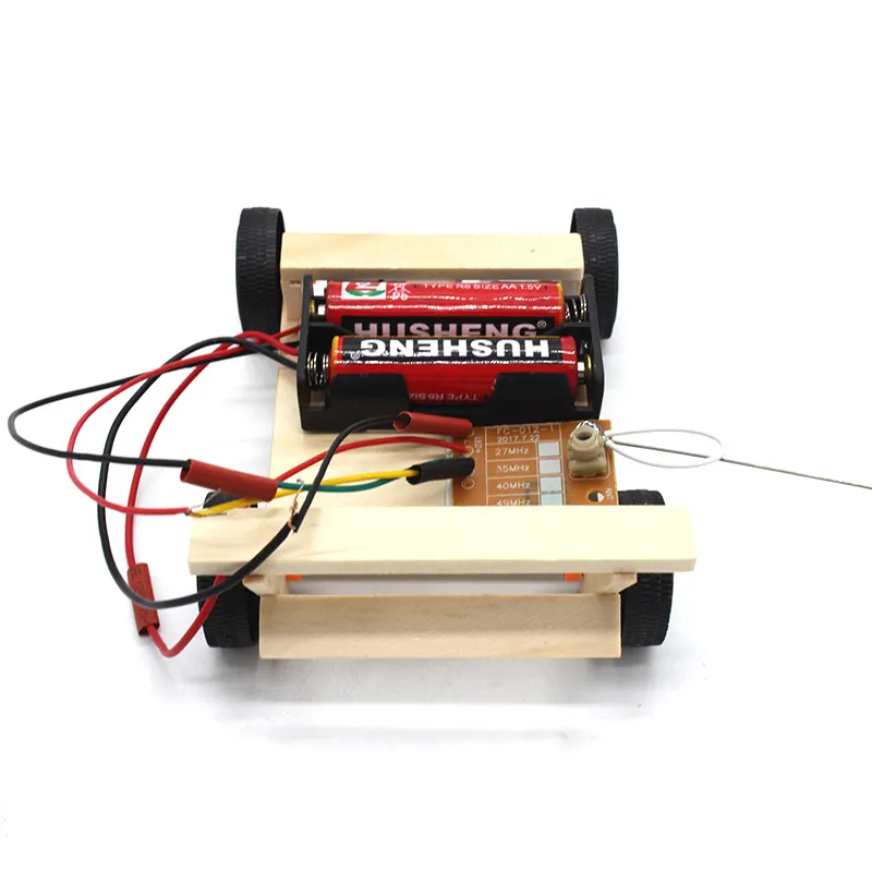 Populair wetenschappelijk experimentmodel voor elektrisch vierwiel houten draadloos voertuig Diy draadloos afstandsbediening voertuig