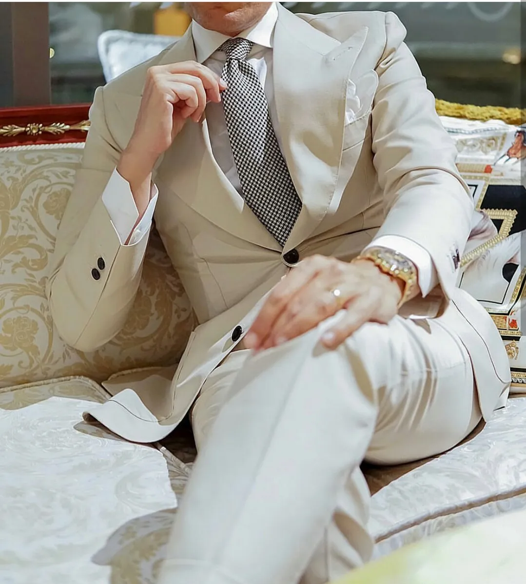 ハンサムなベージュの結婚式のタキシードの高品質スリムメンズ新郎のスーツピーク襟2ボタンのプロムパーティーブレザージャケット（ジャケット+パンツ）