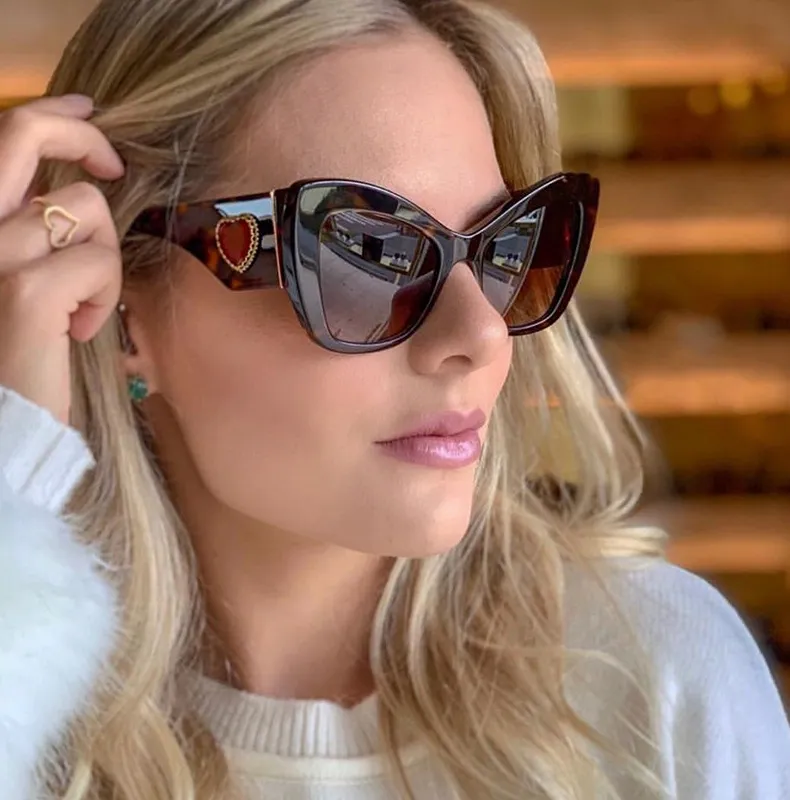 Großhandels-Luxus-Sonnenbrillen, europäische und amerikanische Retro-Katzenaugen-Sonnenbrillen mit Metallscharnieren. Wunderschöne Sonnenbrillen mit roter Herzdekoration