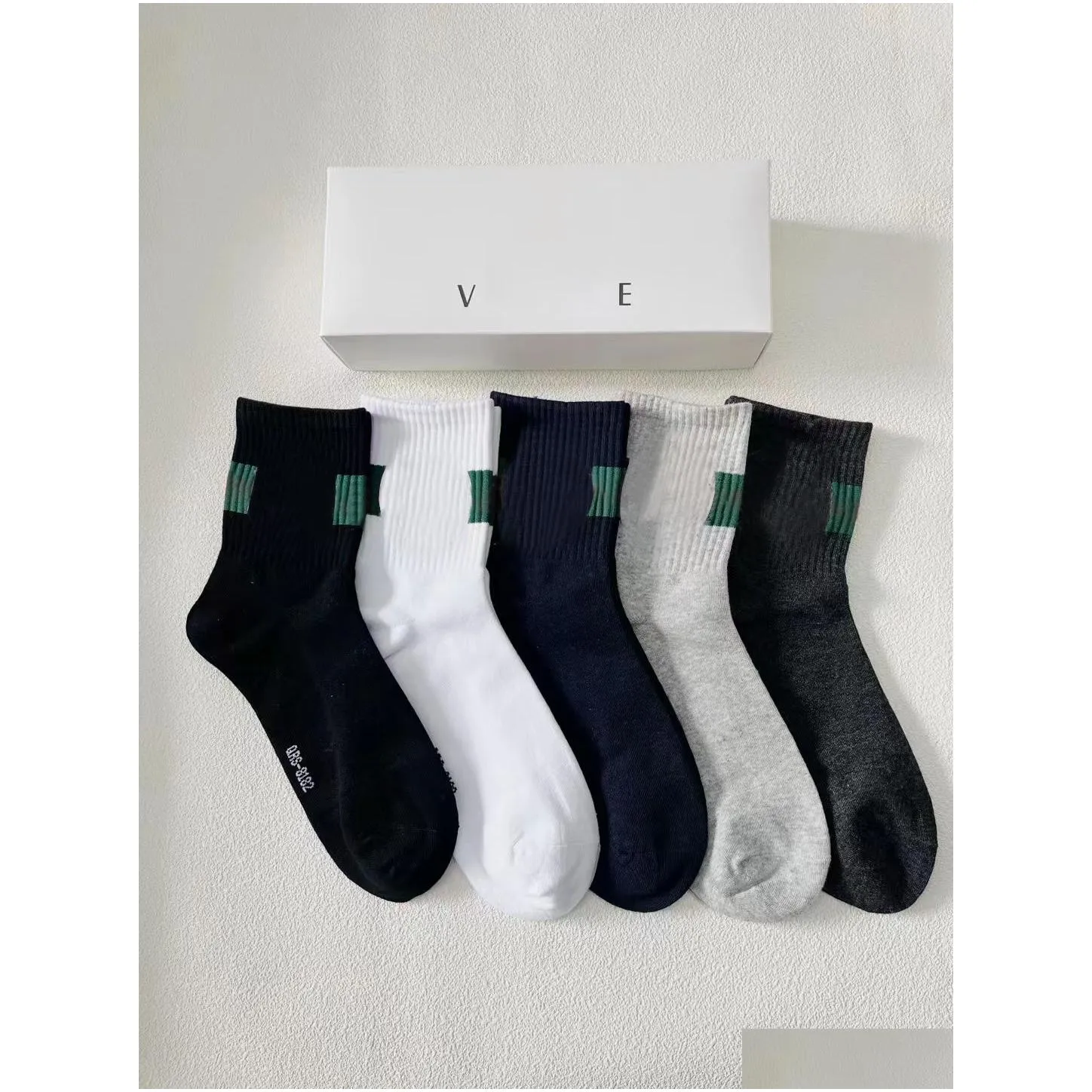 Wholesale Socks Male Designer Female Socks 100% Cotton Sports Socks Fashion Amikaki Men`s and Women`s Leisure Breathable Ankle Socks with