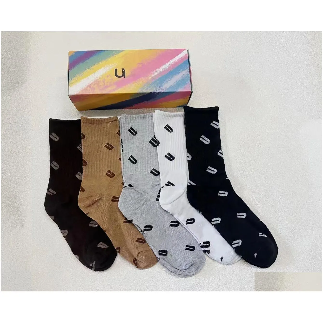 Wholesale Socks Male Designer Female Socks 100% Cotton Sports Socks Fashion Amikaki Men`s and Women`s Leisure Breathable Ankle Socks with