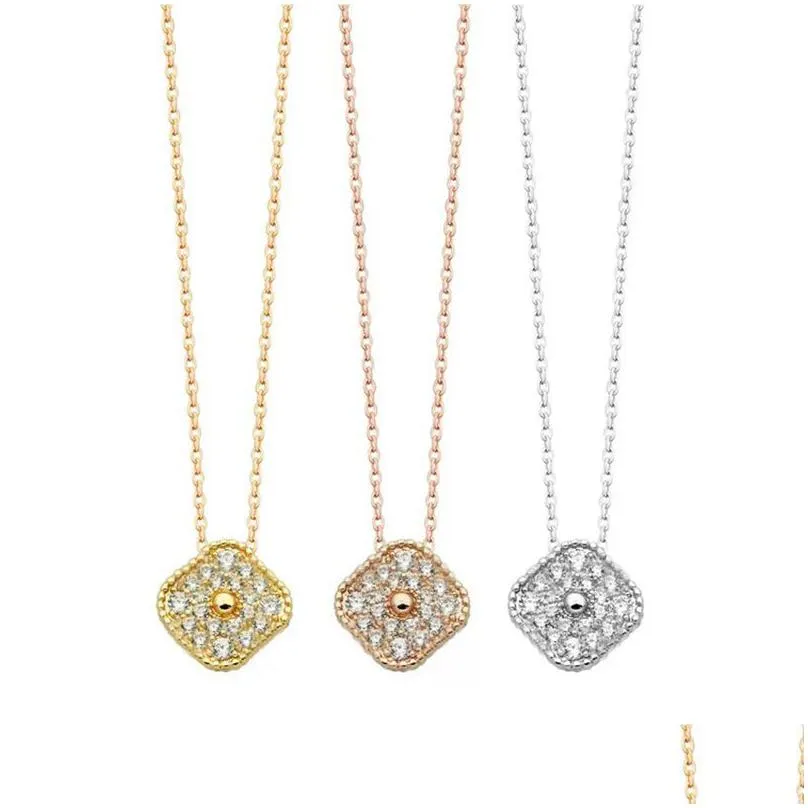 Pendant Necklaces 2023 Brand Classic Crystal Pendant Necklace High-End Luxury Diamond Womens Four-Leaf Single Flower 18K Gold-Plated H Dhjkc