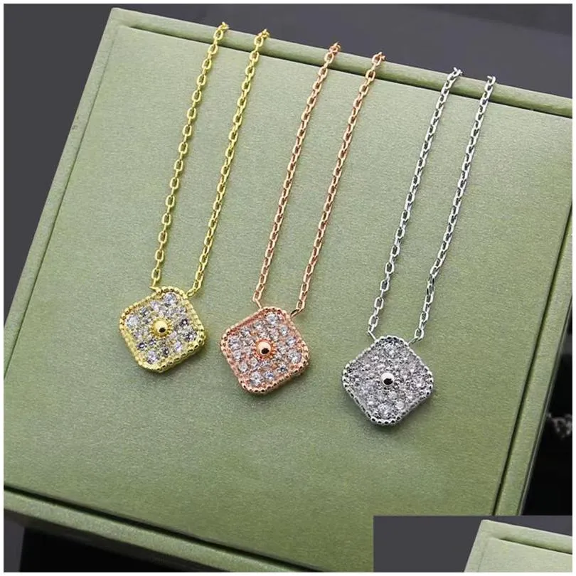 Pendant Necklaces 2023 Brand Classic Crystal Pendant Necklace High-End Luxury Diamond Womens Four-Leaf Single Flower 18K Gold-Plated H Dhjkc