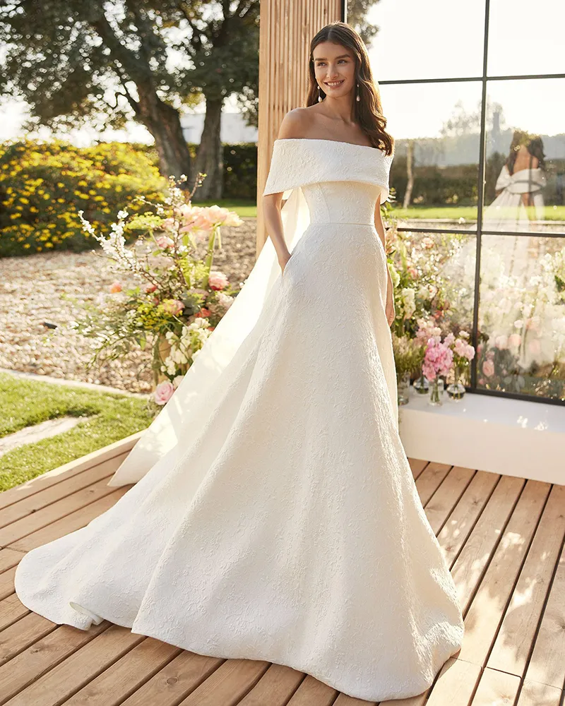 3D Pattern Wedding Dresses Off Shoulder Short Sleeve Bridal Gowns Sweep Train Backless Bride Dress