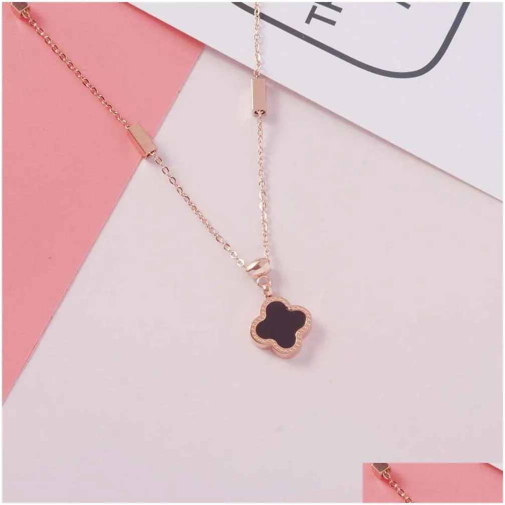 wholesale fashion women jewelry tarnish titanium steel four leaf clover black and white double sided pendant necklace