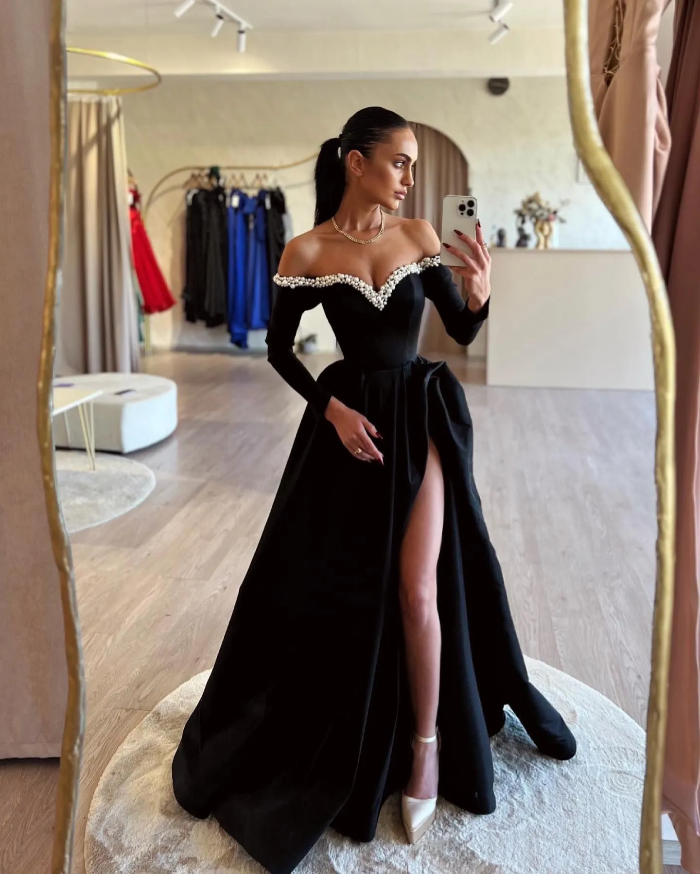 2024 Sexy Prom Dresses Black Off Shoulder Black Plus Size Pearls Floor Length Side Split Satin Vintage Long Sleeves Evening Gowns Side Split