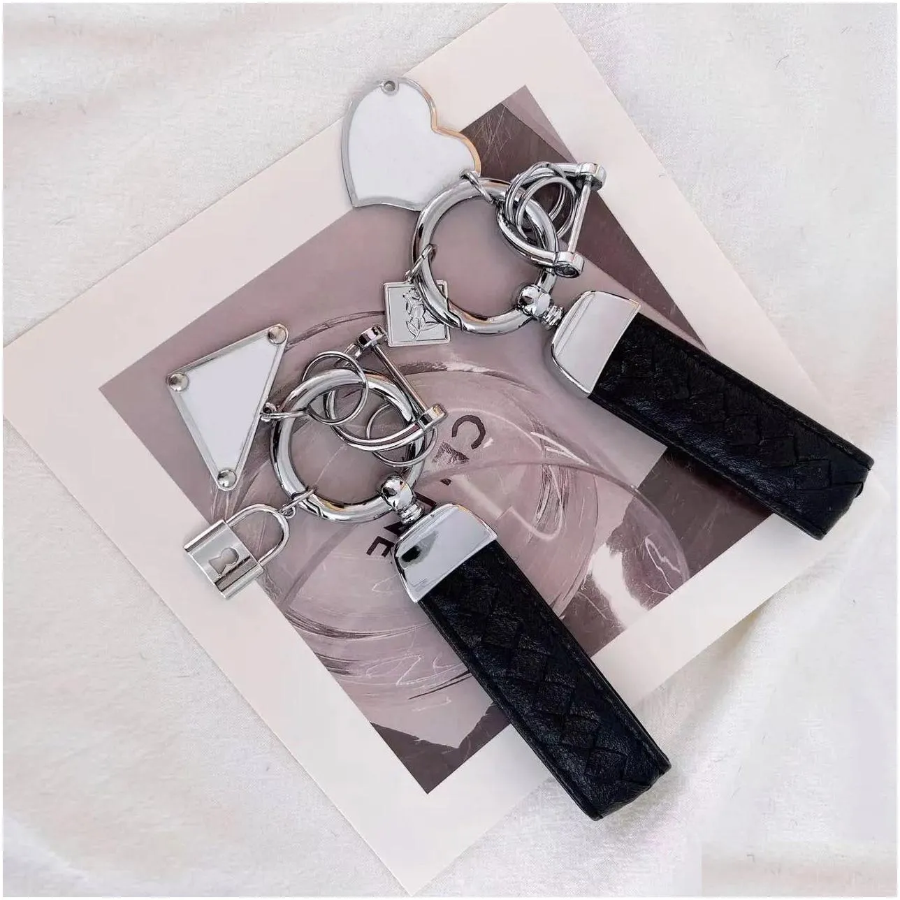 keychain p brand inverted triangle designer mens luxury handmade leather car keyring womens heart shape buckle keychains give away original packaging