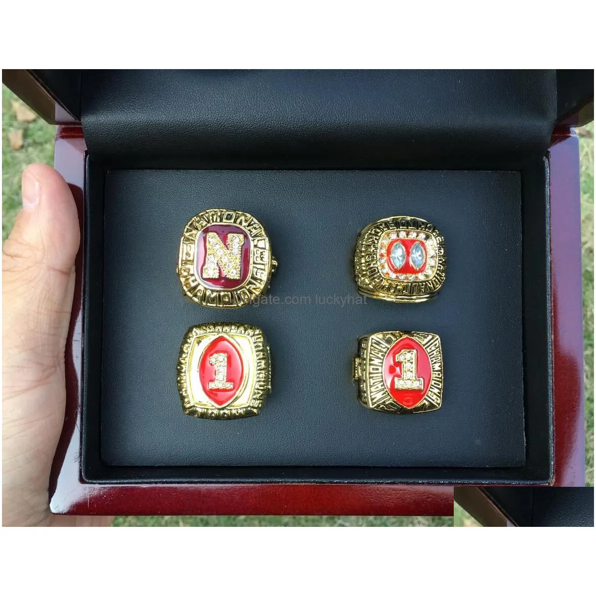Cluster Rings 4Pcs 1983 1994 1995 1997 Nebraska Cornhuskers National Championship Ring With Wooden Display Box Men Fan Gift Wholesale Dhpvu