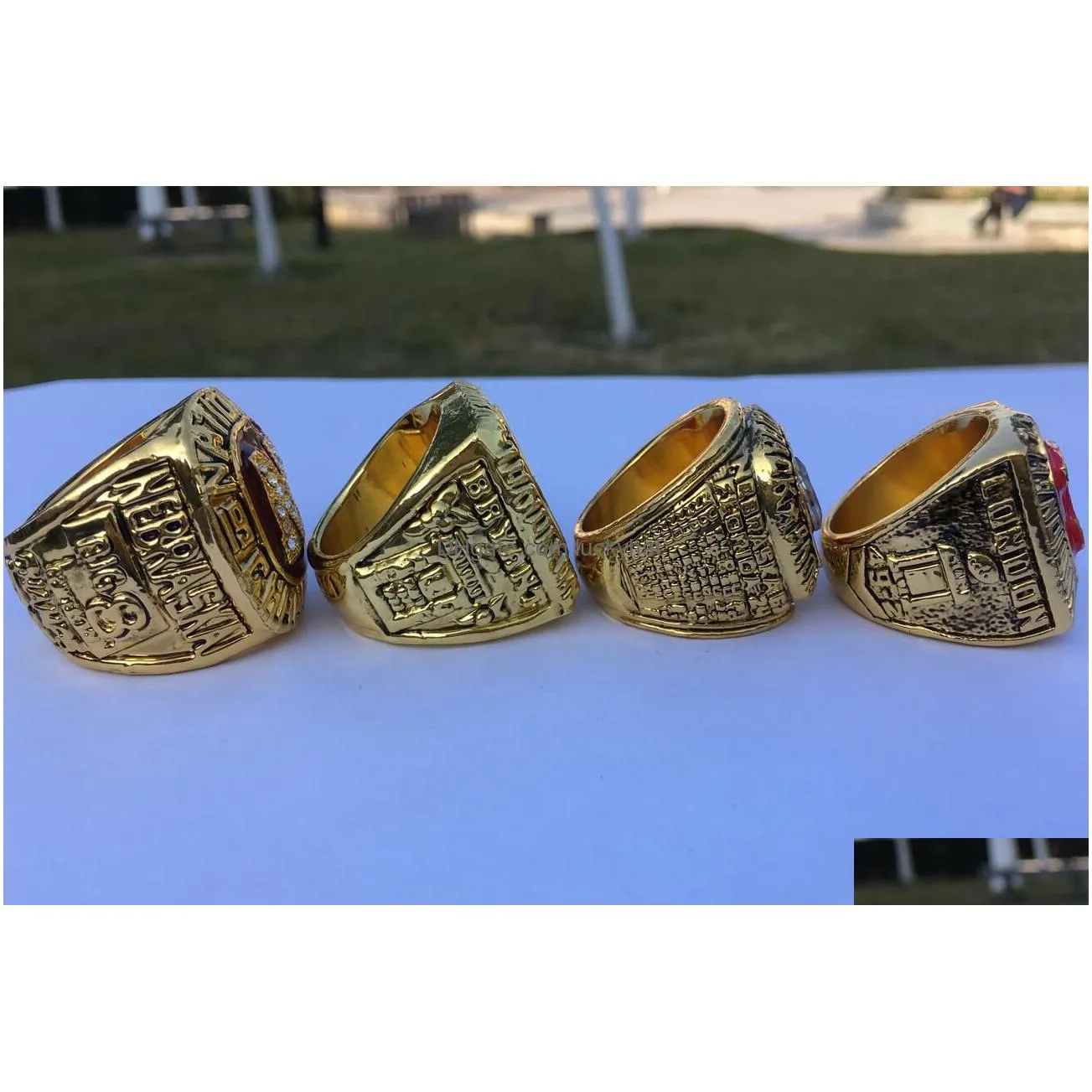 Cluster Rings 4Pcs 1983 1994 1995 1997 Nebraska Cornhuskers National Championship Ring With Wooden Display Box Men Fan Gift Wholesale Dhpvu