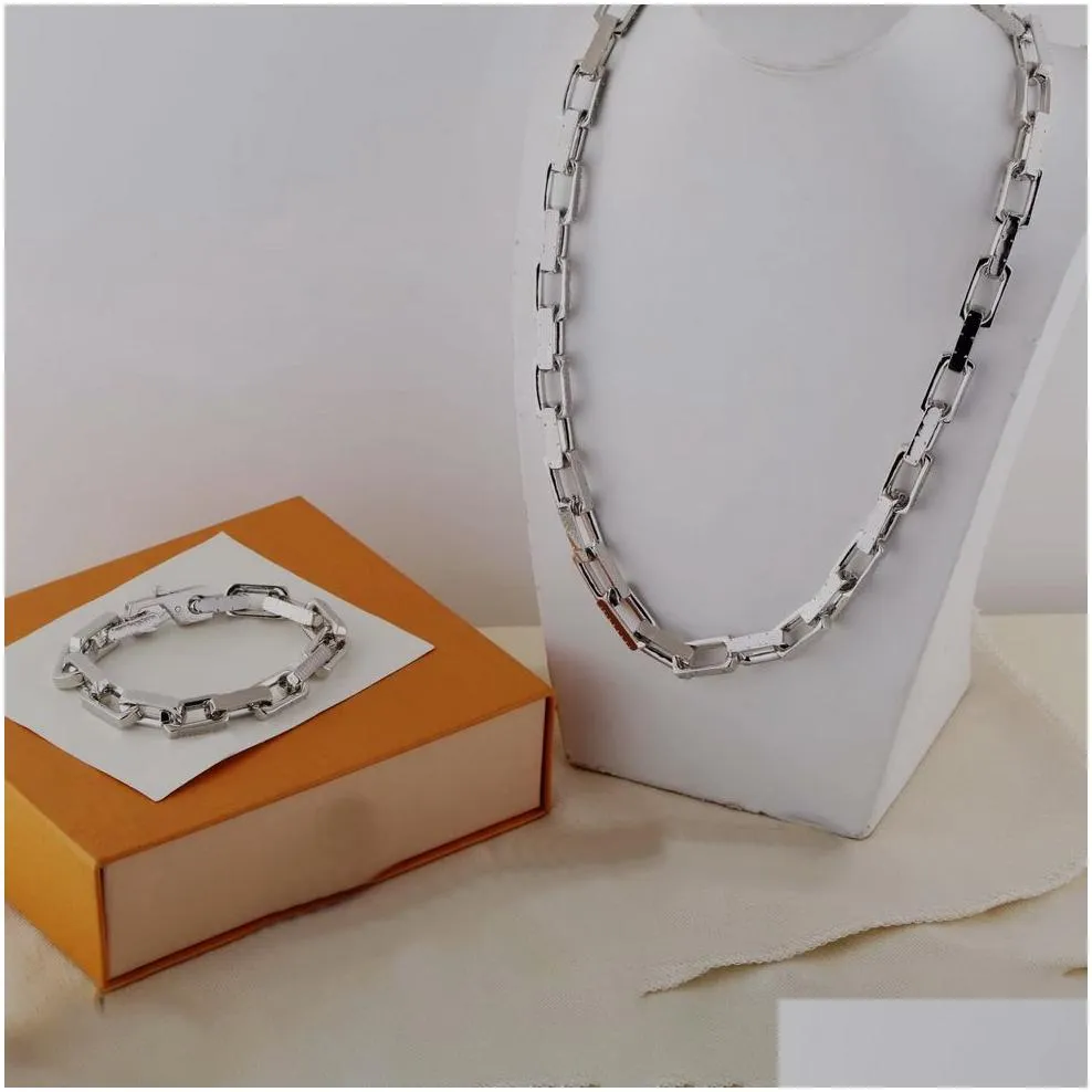 europe america style necklace bracelet men silver black gold-colour multicoloured metal engraved v initials flower pattern thick chain jewelry sets m68241