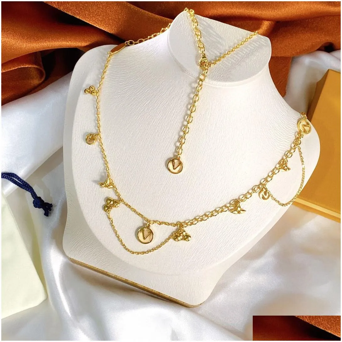 classic luxury designer women`s jewelry set four-leaf clover necklace bracelet jewelry sets stylish yet elegant interwrist accessories are ideal for gift-giving