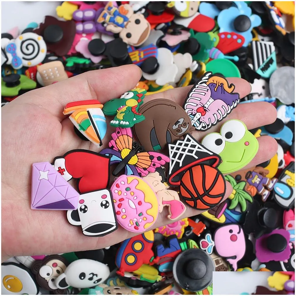 Charms Wholesale 30-50-100Pcs Mixed Cartoon Random Different Shoes Charms Fit Clog Shoes/Wristbands Children Party Birthday Gift Drop Dhzdr