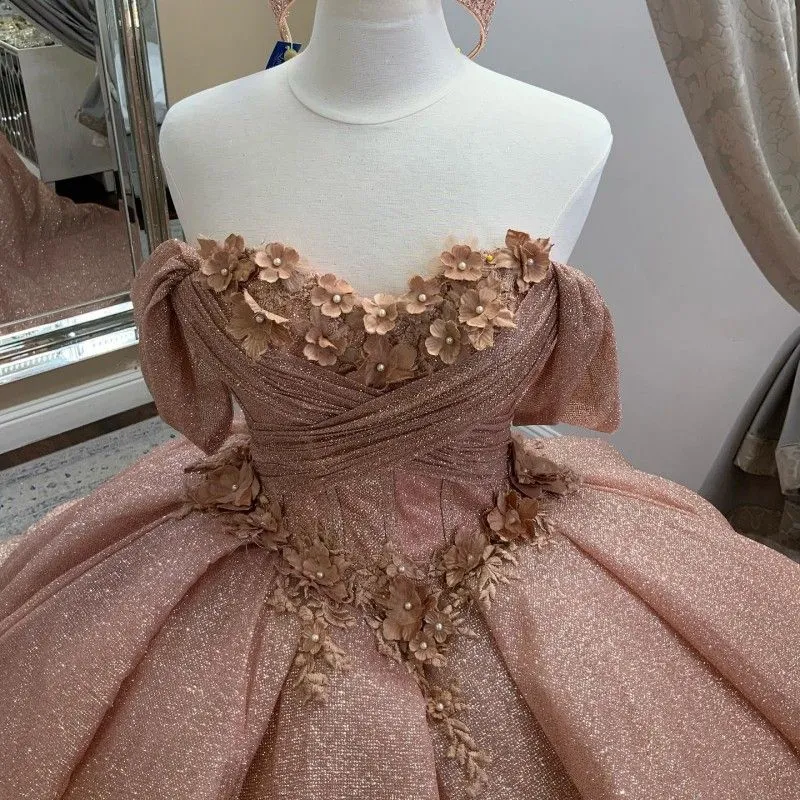 2024 Sexy Rose Gold Sequined Lace Quinceanera Dresses Ball Gown Off Shoulder Sequins Appliques Beads Hand Made Flowers Puffy Party Dress Prom Evening Gowns