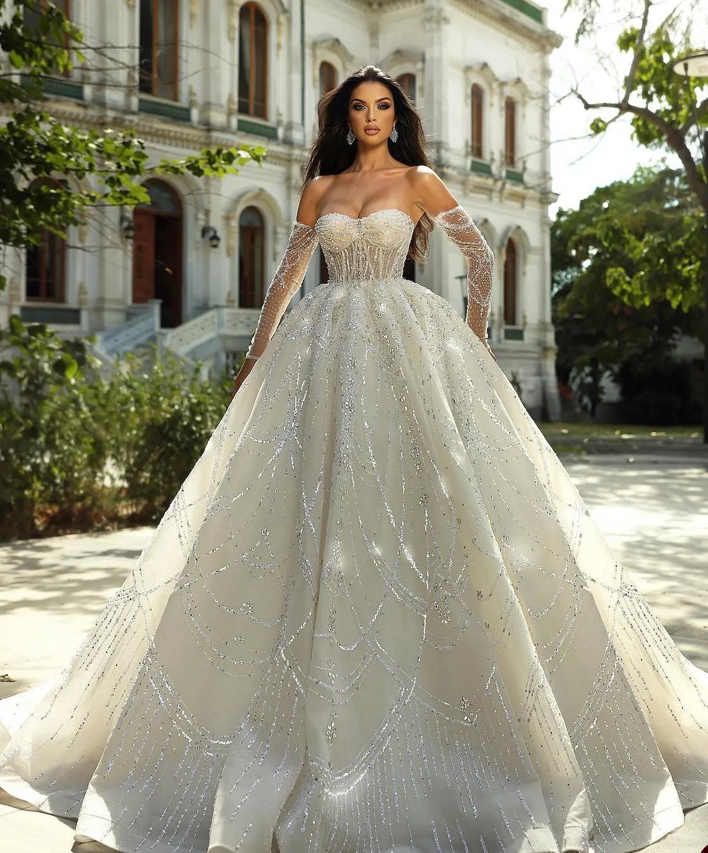 Luxury Crystal Beaded Wedding Dresses Strapless Bridal Ball Gowns Princess Sequins Sleeveless Illusion Bride Dresses Custom Made