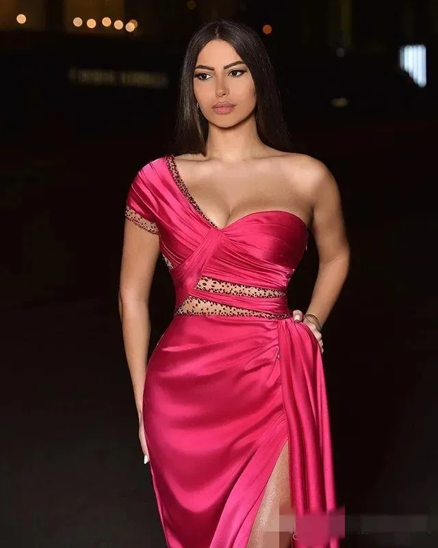 Modest Fuchsia Prom Dresses Satin One Shoulder Short Sleeves Slit Beaded Illusion Ruched Pleats Custom Made Evening Party Gowns Plus Size
