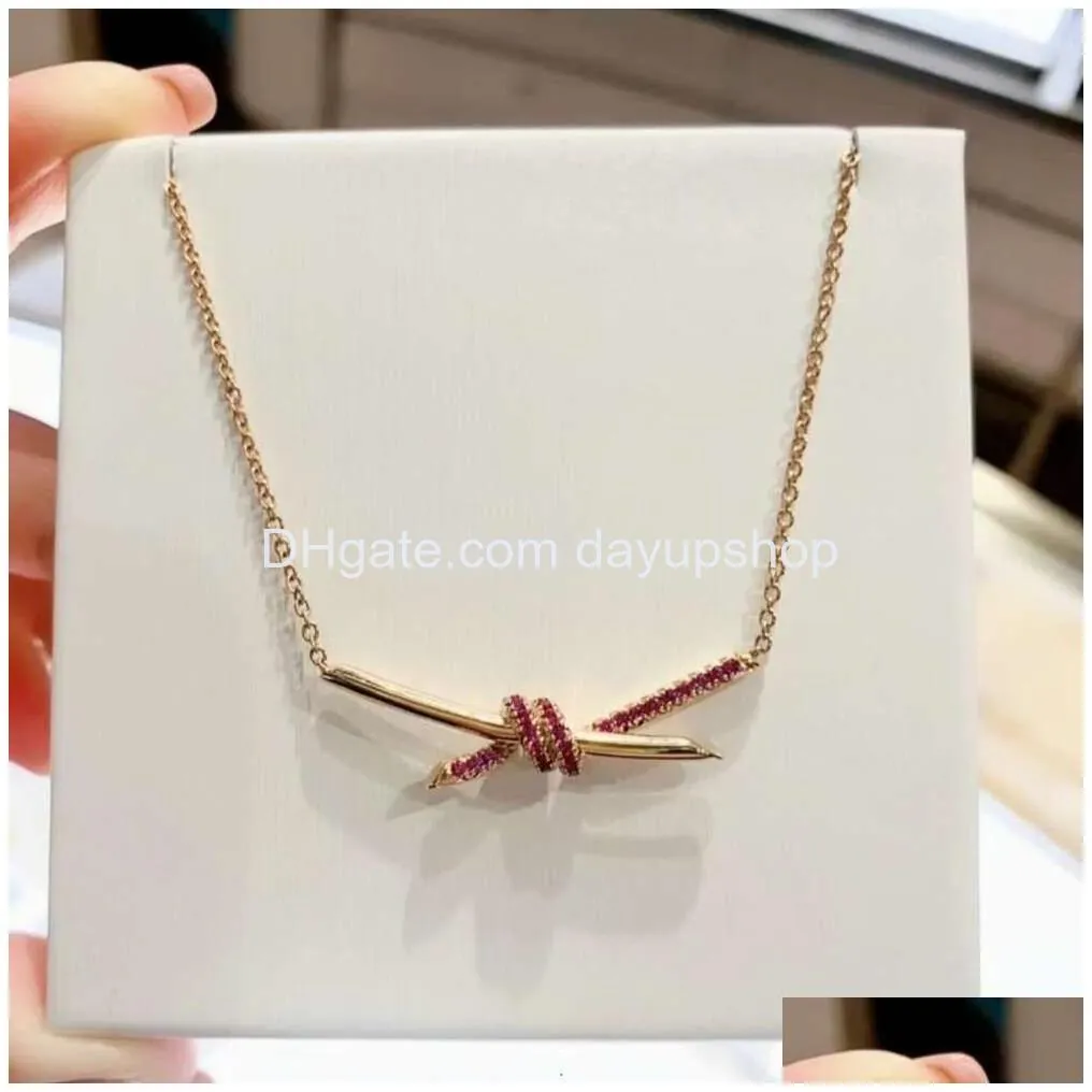 Pendant Necklaces Tlris 8Jd Pendant Necklaces Necklace High Edition V Gold T Family Pink Diamond Twisted For Women 18K Light Luxury Kn Dhnlc