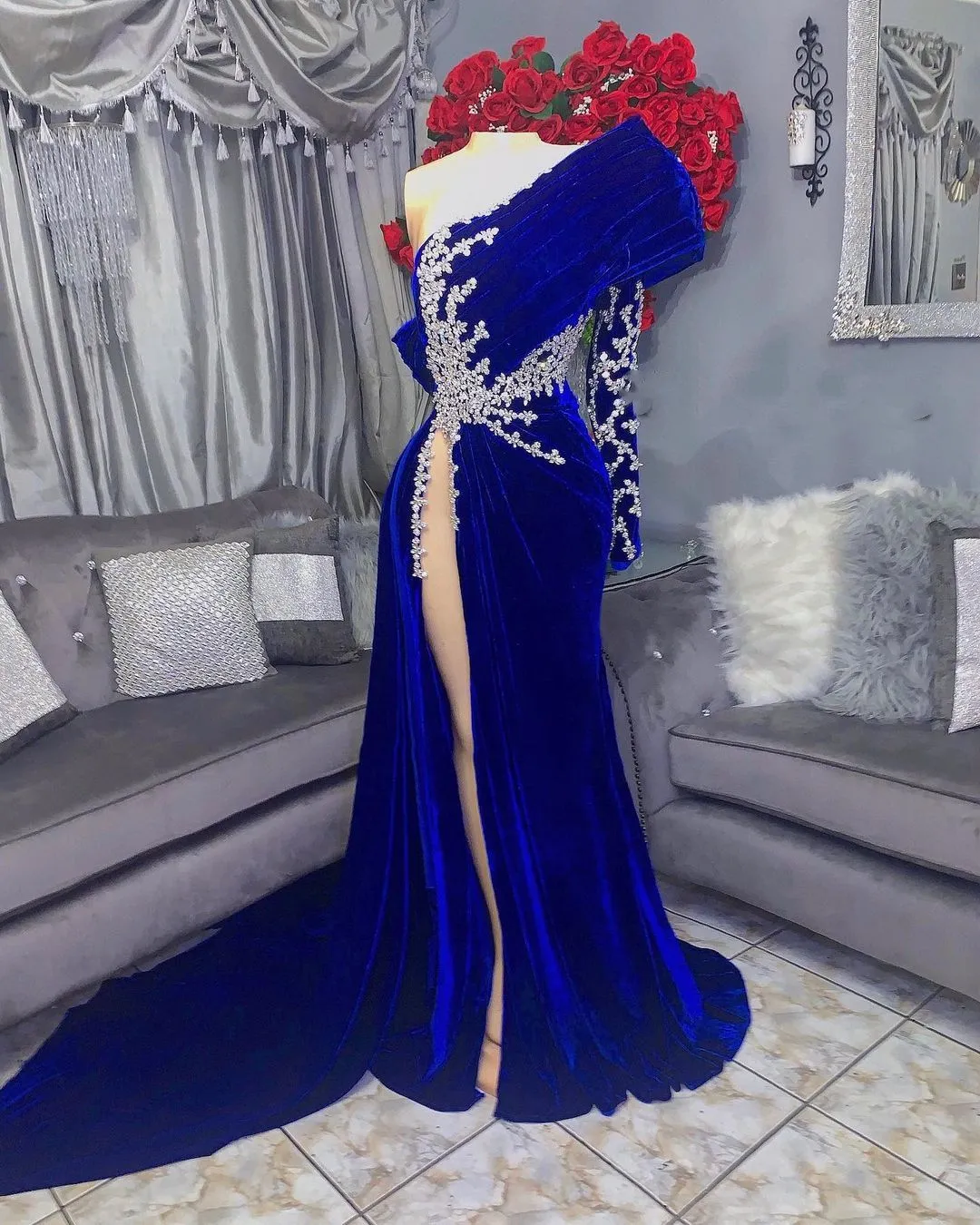 2024 Royal Blue Velvet Prom Dresses One Shoulder Long Sleeve Mermaid Sexy Silver Crystal Beads Sweep Train Side Split Party Plus Size Formal Evening Gowns