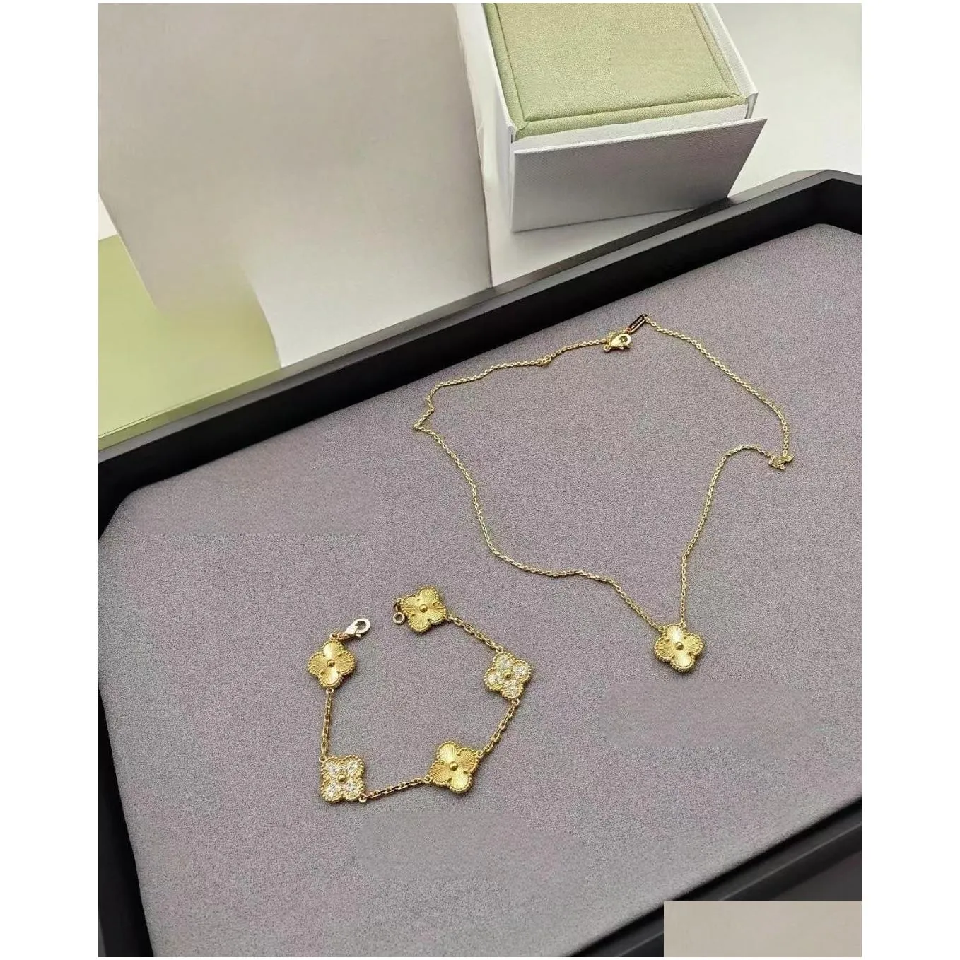four-leaf clover necklace bracelet women`s gold pendant letters titanium steel jewelry girls best wedding gift party bracelet chain designer jewelry 2-piece