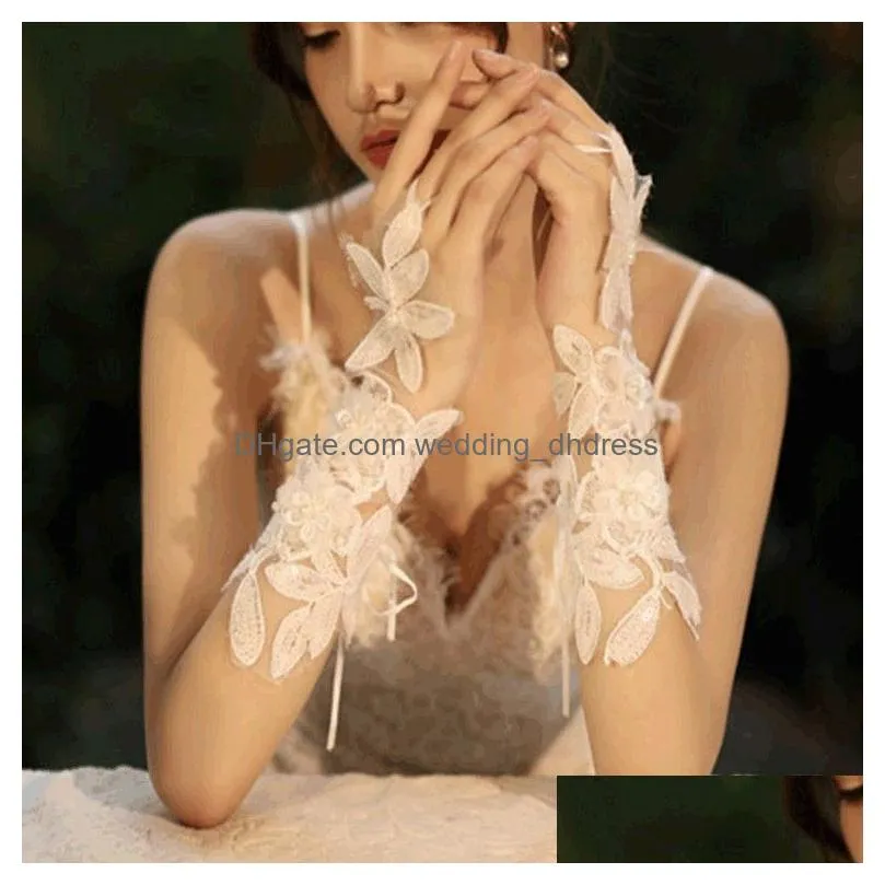 stylish gloves women pearls 3d handmade flowers lace bridal gloves elegant wrist length fingerless 2024 designer wedding gloves for bride accessories