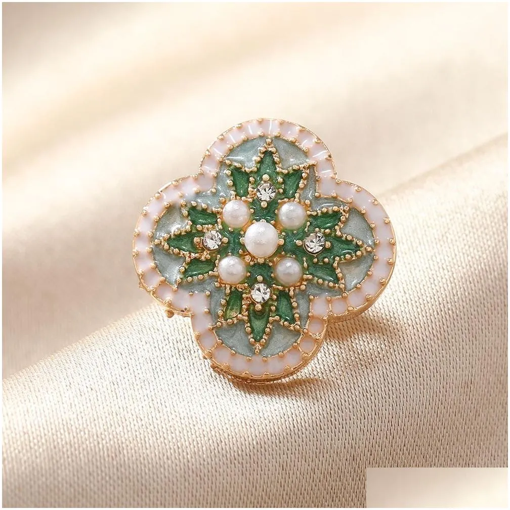Middle Vintage Flower Brooch Enamel Glazed Collar Button Women`s Anti glare Temperament Shirt Pearl Shawl Emblem