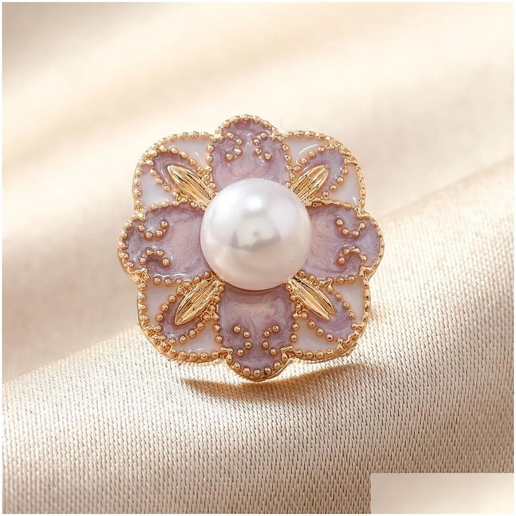 Middle Vintage Flower Brooch Enamel Glazed Collar Button Women`s Anti glare Temperament Shirt Pearl Shawl Emblem