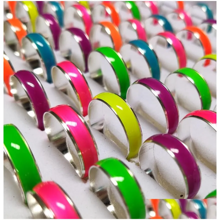 bulk lots 100pcs/lot amazing luminous rings bright colorful women`s simple band rings 6mm width glow in the dark male female fashion silver jewelry party