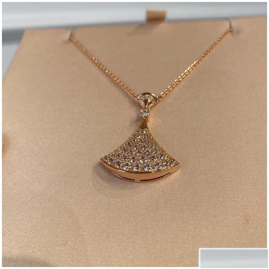 pendant necklaces brand luxury skirt designer for women 18k gold love heart pink shining crystal diamond clovers necklace choker cha