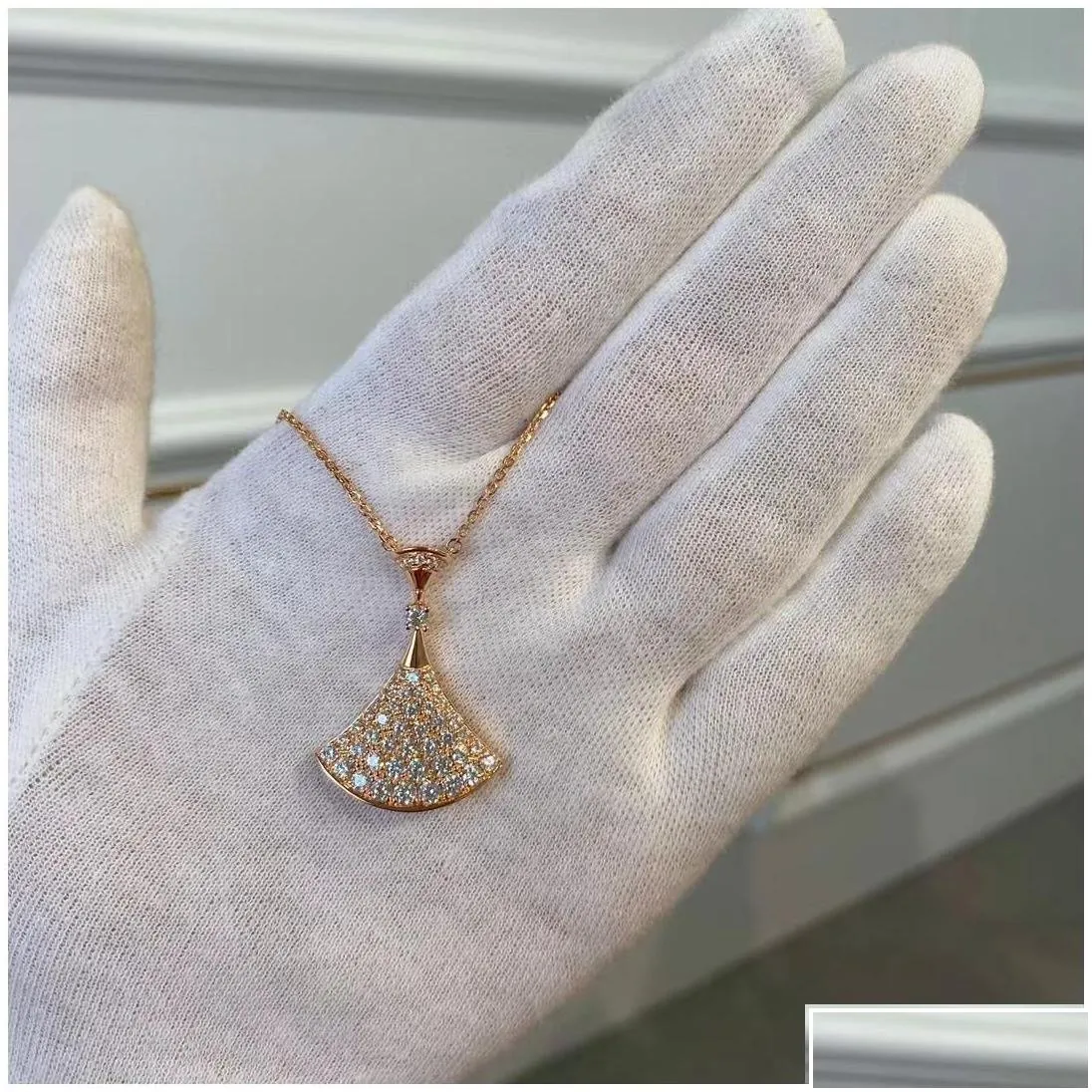 pendant necklaces brand luxury skirt designer for women 18k gold love heart pink shining crystal diamond clovers necklace choker cha