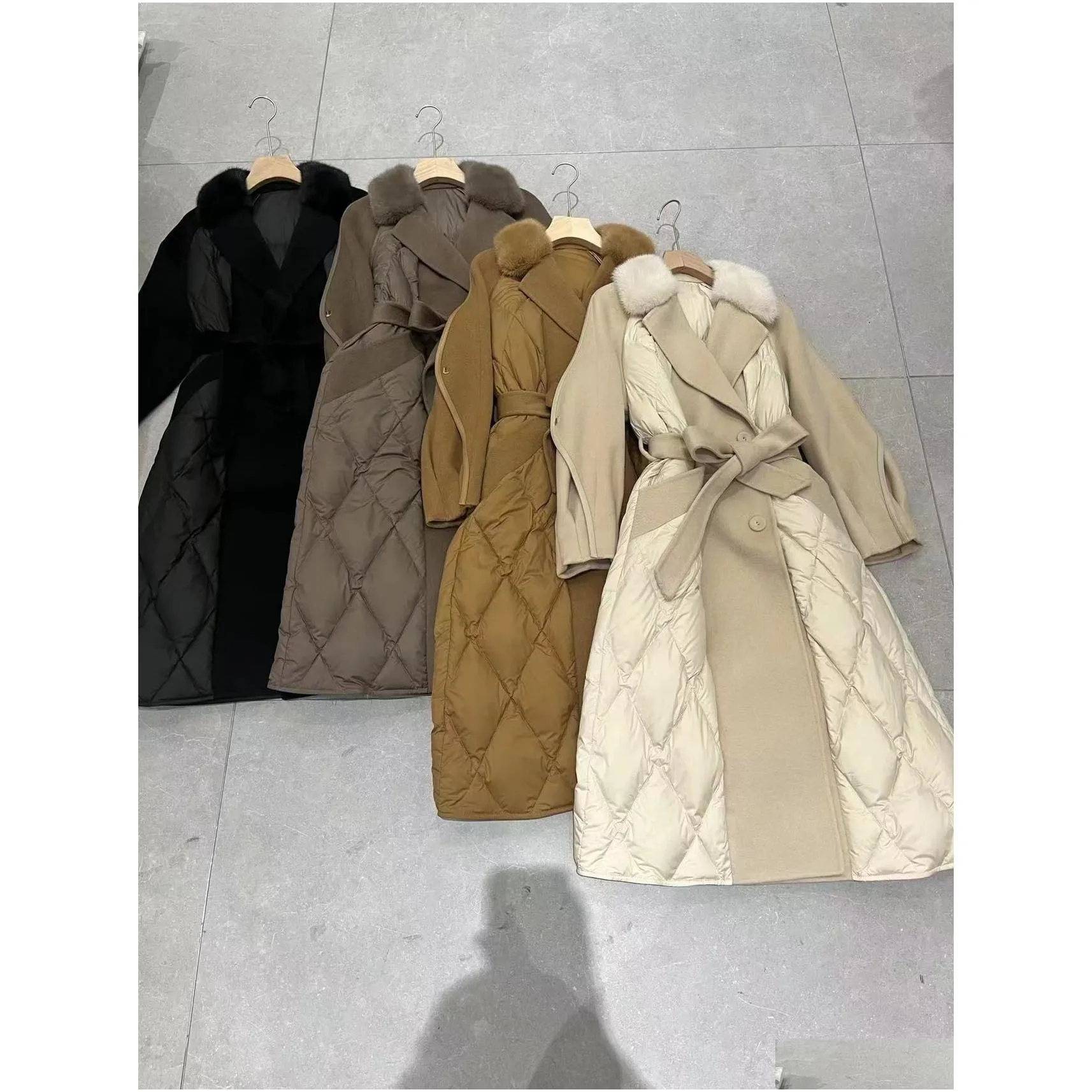 2023 Ivory/Black/Camel/Dark Brown Goose Down Women Women`s Coats Designer Double Wool Patchwork Argyle Mink Collar Coats Womens 110502