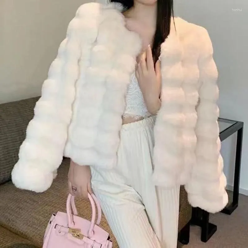 Women`s Fur 2023 Winter Fashion Faux Coat Women Korea Warm Feather Coats Cardigan Short Outercoat Lady Elegant Outfits XC100