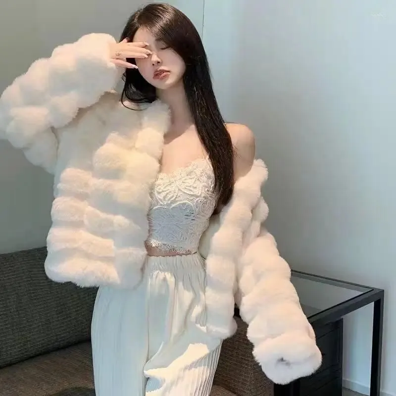 Women`s Fur 2023 Winter Fashion Faux Coat Women Korea Warm Feather Coats Cardigan Short Outercoat Lady Elegant Outfits XC100