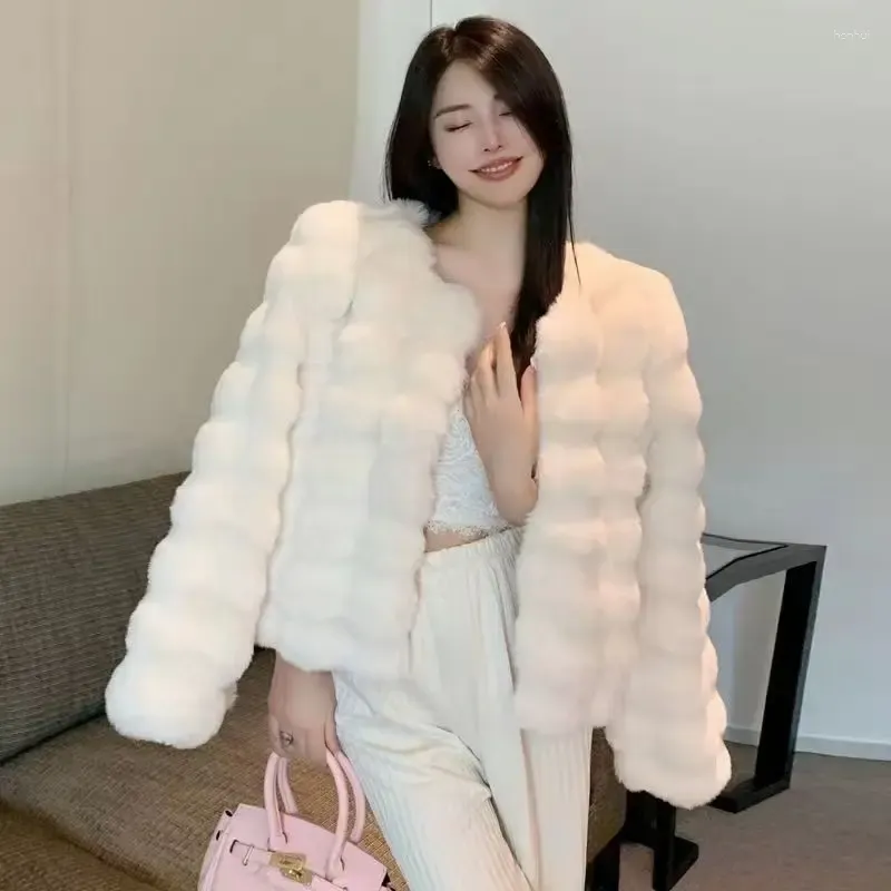 Women`s Fur 2023 Winter Fashion Faux Coat Women Korea Warm Feather Coats Cardigan Short Outercoat Lady Elegant Outfits XC100