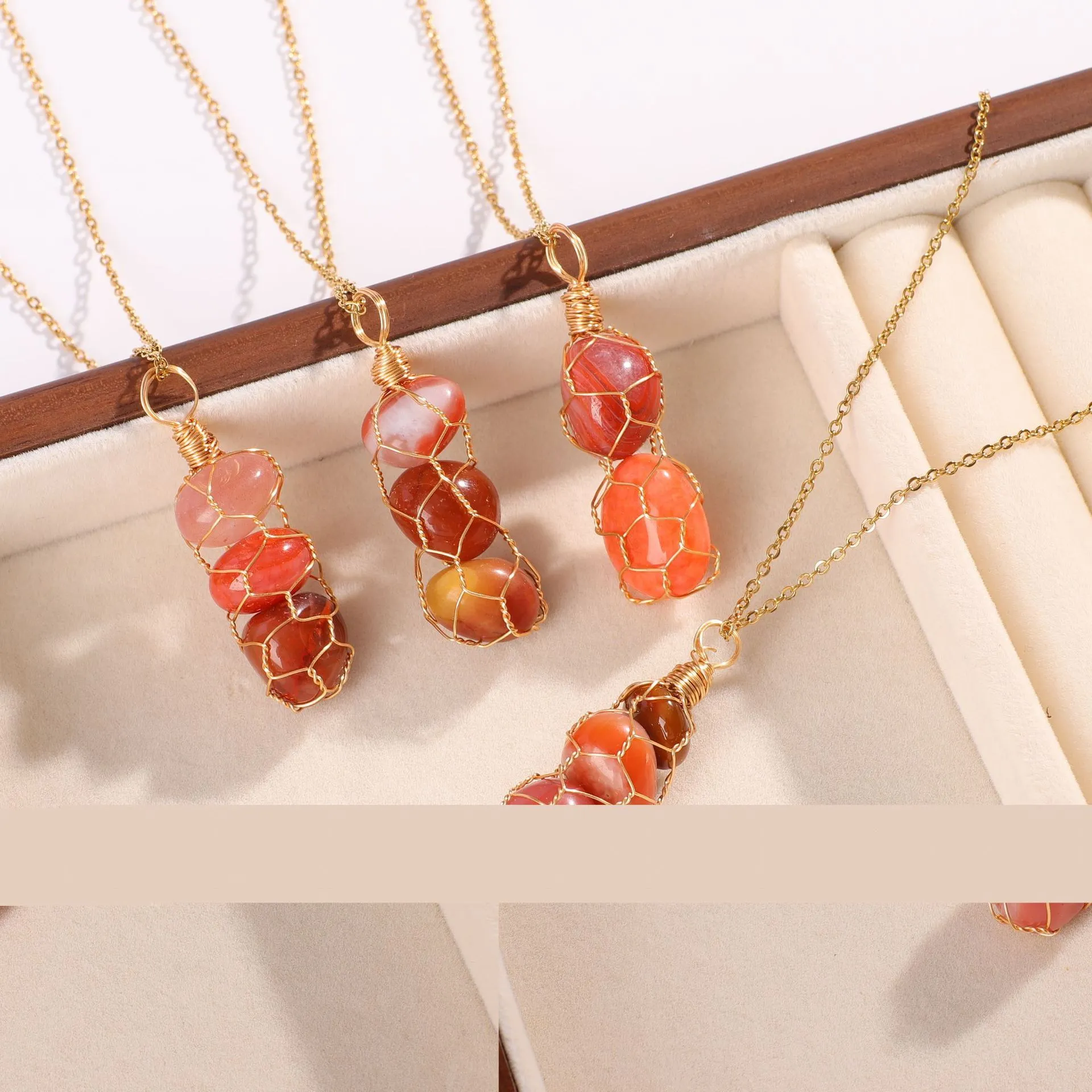 Natural Irregular Red Agate Chip Stone Beads Pendant Gold Winding Net Necklace for Women Men