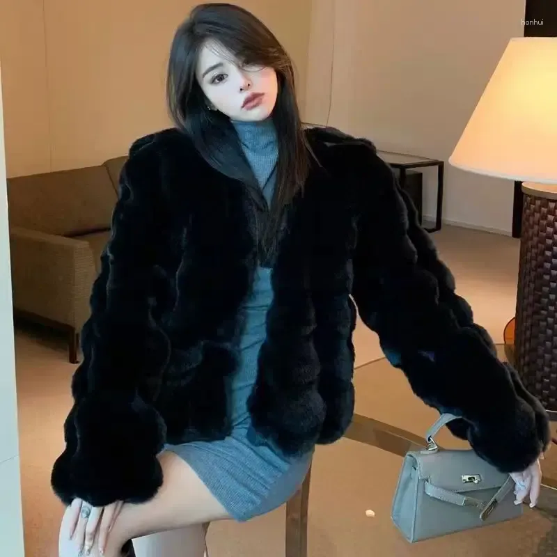 Women`s Fur 2023 Winter Fashion Faux Coat Women Korea Warm Feather Coats Cardigan Short Outercoat Lady Elegant Outfits XC100