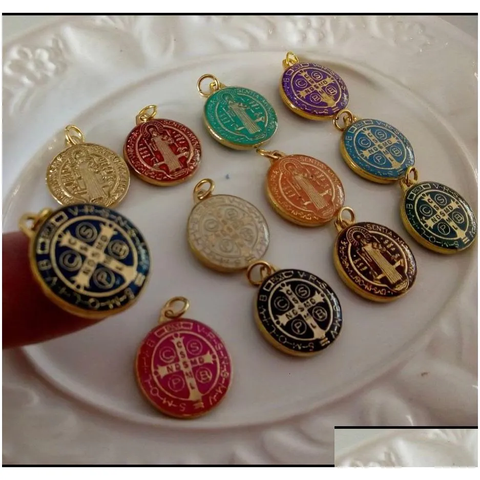 Charms 50 pcs Religious Set of multicolor Saint Benedict Medals Catholic Gold Plated SB Medal Coin San Benito Favors Gifts 230907