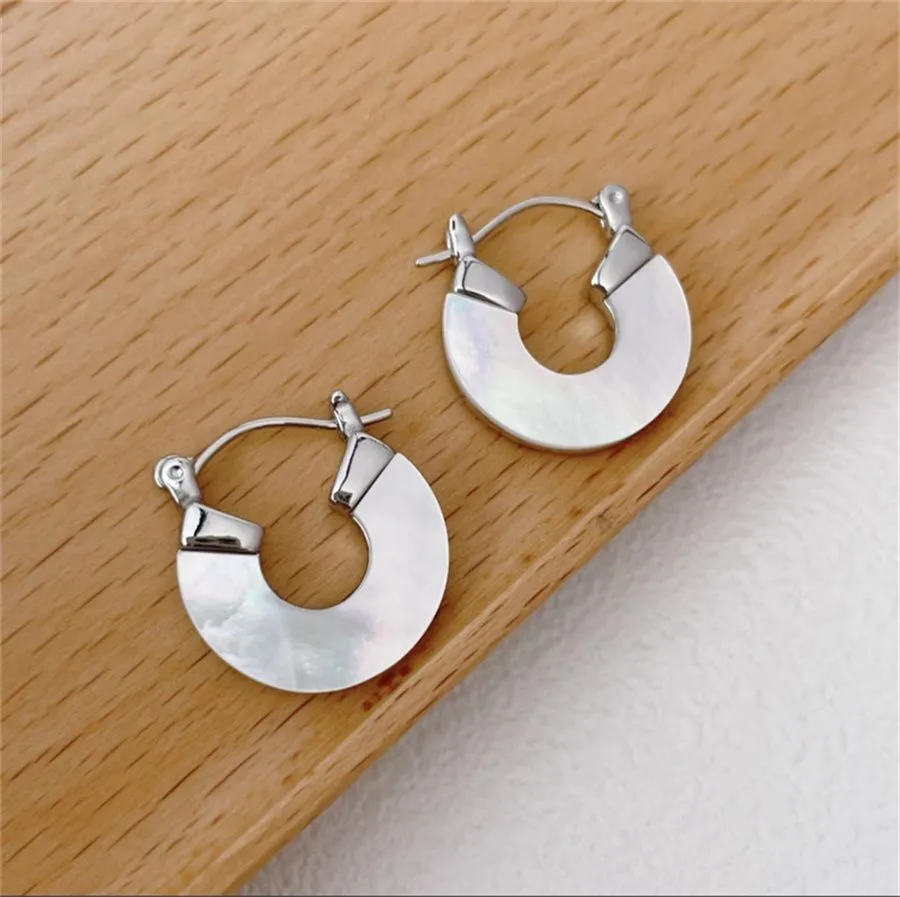 French Moonlight Lover Colorful Halo White Butterfly Shell Earrings Women Simple Trendy Cool Round Charming Jewelry High Quality