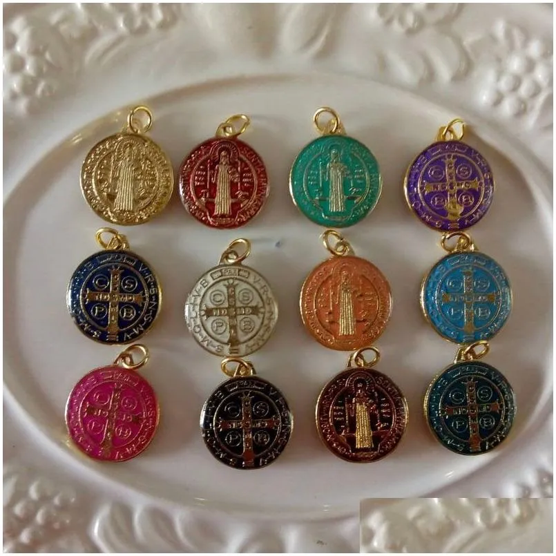 Charms 50 pcs Religious Set of multicolor Saint Benedict Medals Catholic Gold Plated SB Medal Coin San Benito Favors Gifts 230907