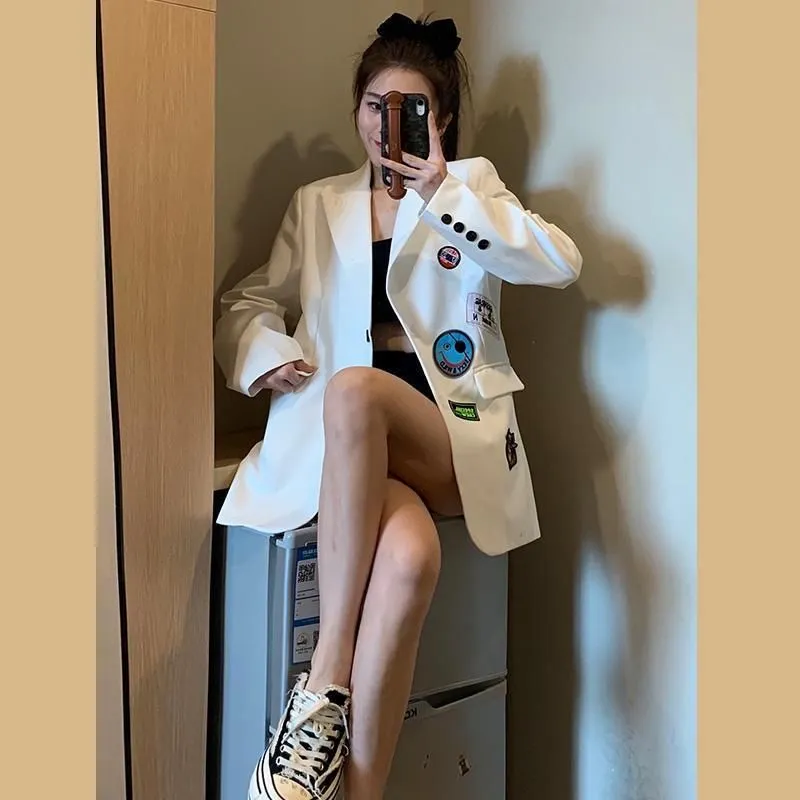 Women`s Suits & Blazers White Suit Jacket 2022 Spring Autumn Loose Single-breasted Embroidery Patch Badge Long Sleeve Women Trendy