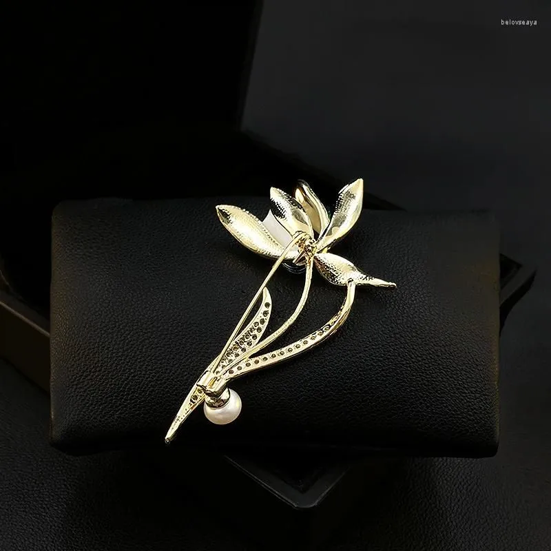 Brooches Unique Design Magnolia Flower Brooch Luxury Women Suit Neckline Enamel Pin Fixed Clothes Decoration Ornament Pearl Jewelry