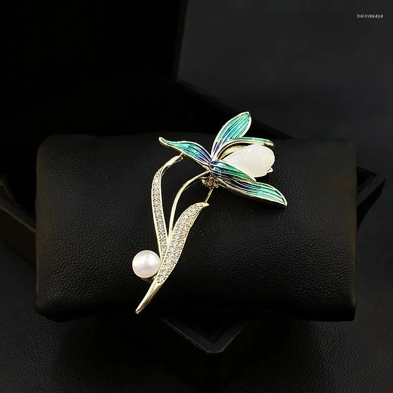 Brooches Unique Design Magnolia Flower Brooch Luxury Women Suit Neckline Enamel Pin Fixed Clothes Decoration Ornament Pearl Jewelry