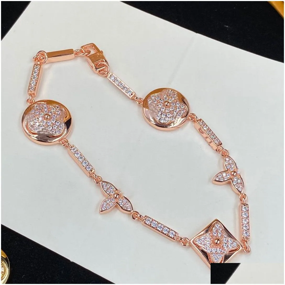 Luxury Designer Elegant Gold and Silver Bracelet Fashion Women`s Letter Pendant Four Leaf Grass Bracelet Wedding Special Design Jewelry High