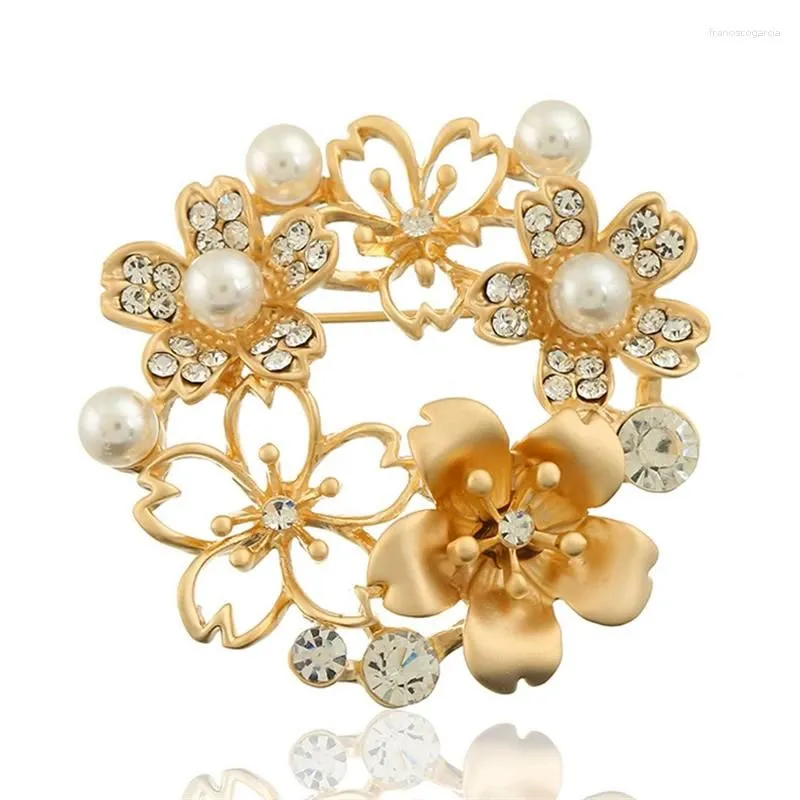 Brooches Hollow Wreath Shape Exquisite Brooch Dress Uniform Fashion Accessories Ladies Wear All-match