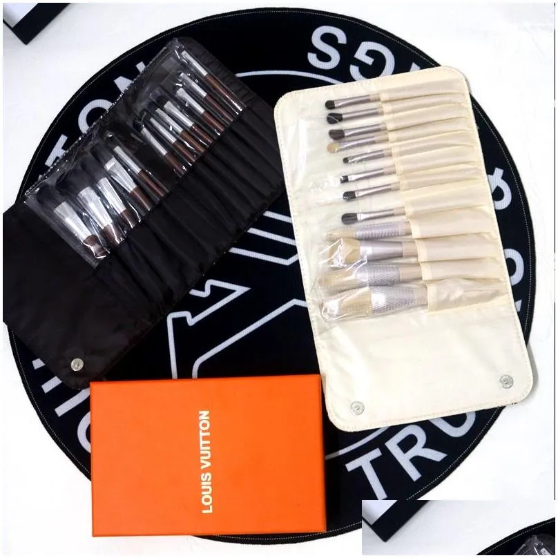 Designer black white Makeup Brush Classic Letter Logo Makeup Brush Makeup Tool 12 Pieces with Storage Bag Gift Box Girl`s Valentine`s Day Birthday