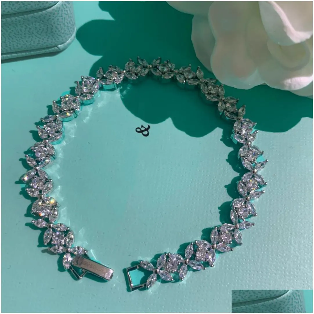 Luxurys designer Bracelet for Women four-leaf clover bracelet Trendy fashion Elegant String of Beads Party Diamond Jewelry Gift Wholesale Birthday gifts