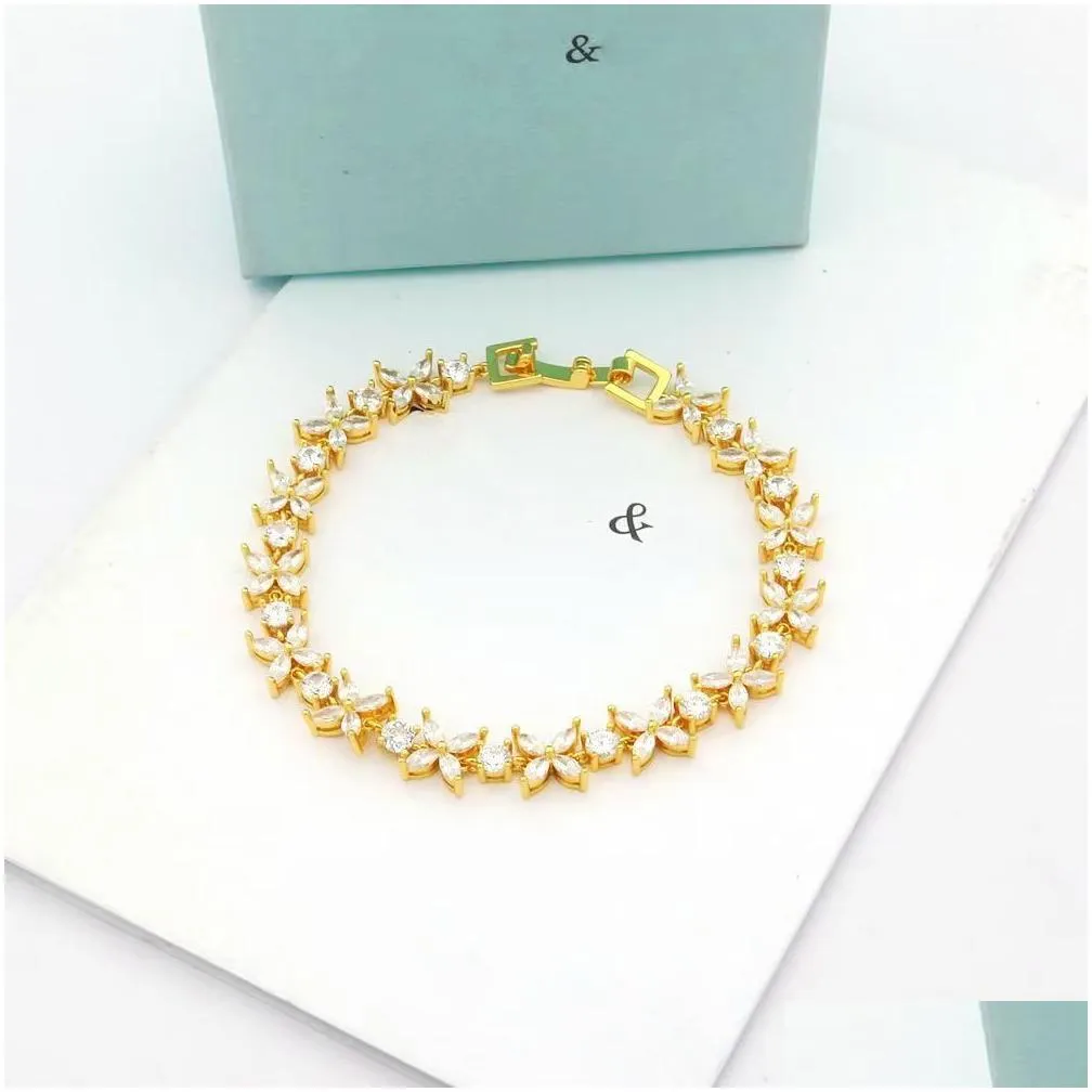 Luxurys designer Bracelet for Women four-leaf clover bracelet Trendy fashion Elegant String of Beads Party Diamond Jewelry Gift Wholesale Birthday gifts