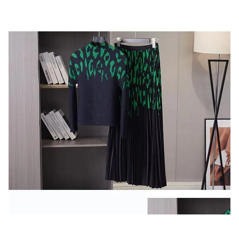 two piece dress fashion two piece set for women autumn new leopard printed stretch miyake pleated tops and a-line big swing long skirt suit