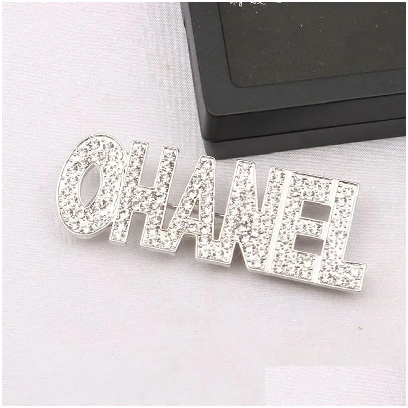 Designer Brooch Brand Letters Diamond Brooches Pin Geometric Luxury Gold Silver Crystal Rhinestone Pins for Women Clothing Decoration Jewellery Accessories