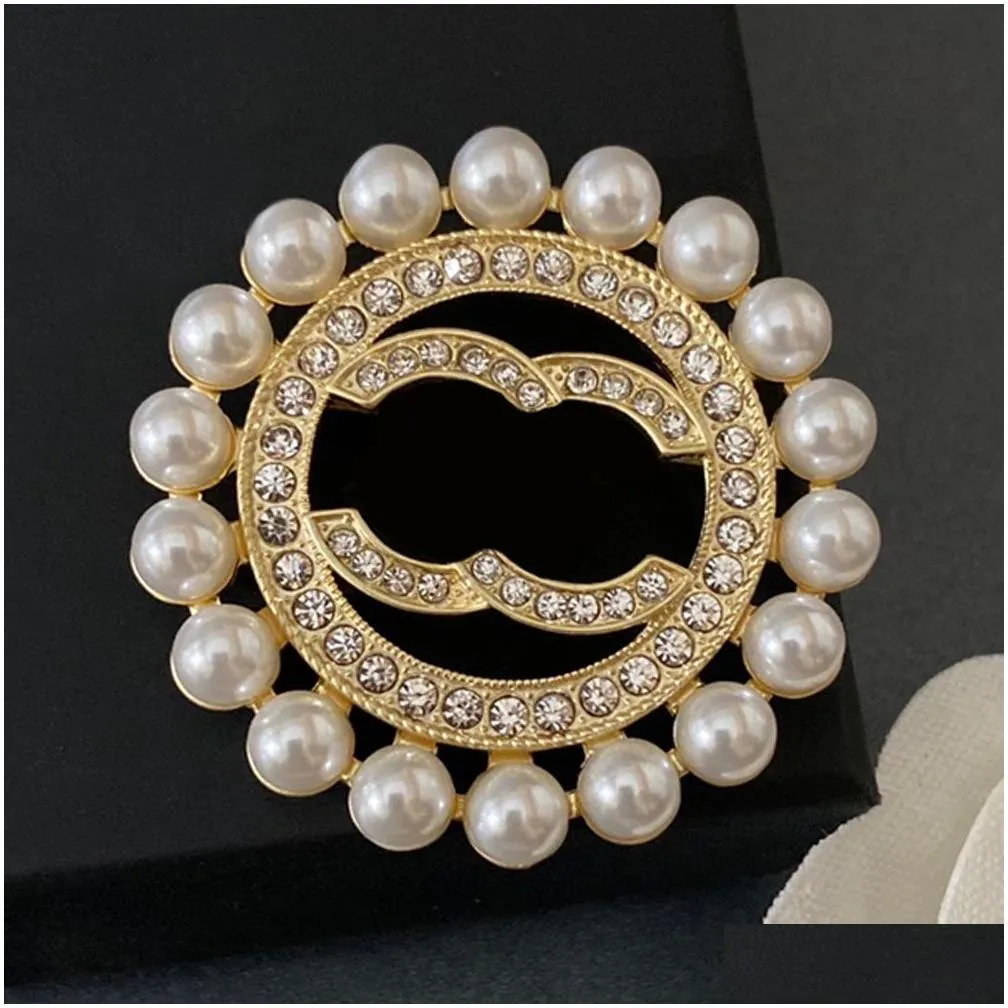 Desinger Brooch Suit Pin Pearl Brooches Famous Womens Brand Letter Fashion Crystal Jewelry Clothing Decoration Accessories Christmas