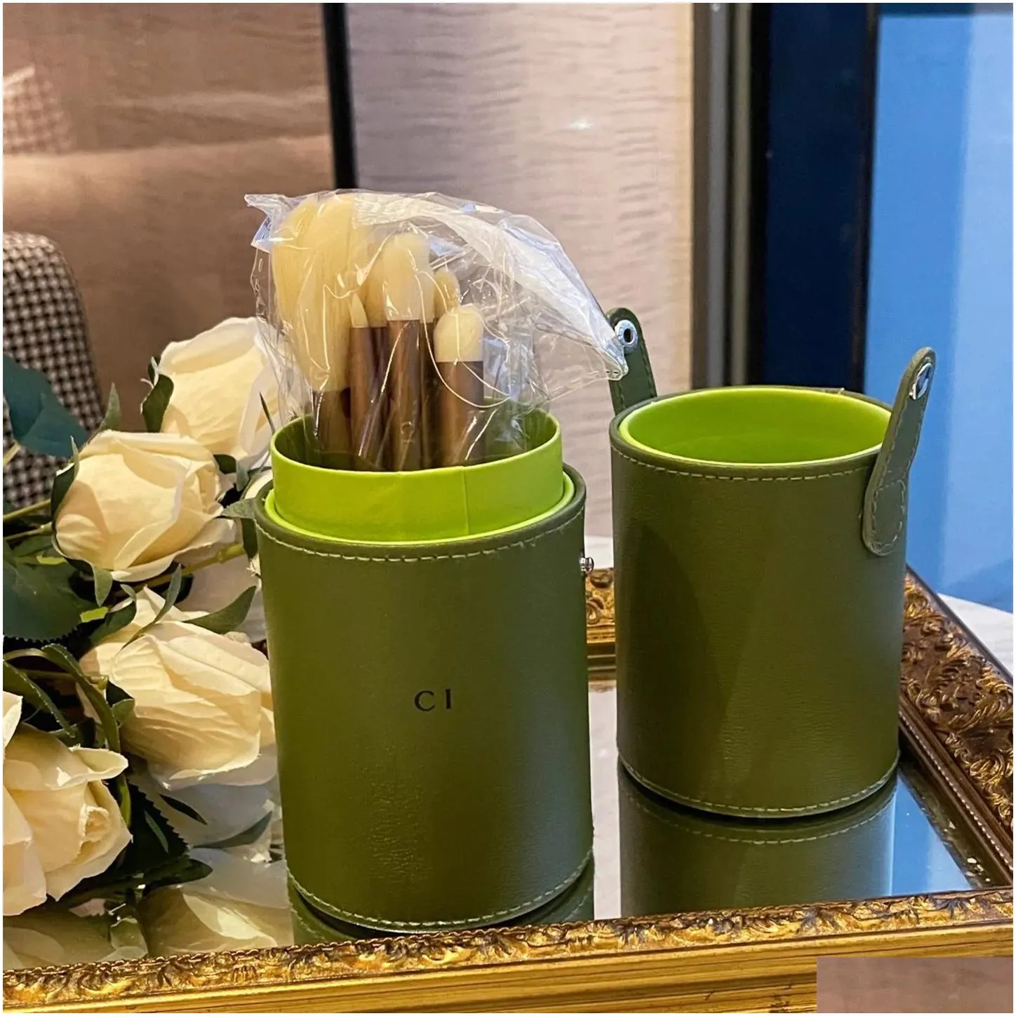 Designer Green Makeup Brush Letter Logo Cylinder Makeup Brush Makeup Tool Set of 8 with Storage Tube Gift Box Girl`s Valentine`s Day Birthday